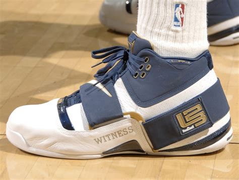 old lebron james sneakers
